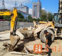 大鸡巴后入视频高温下的坚守｜道路建设者用汗水铺就畅通路